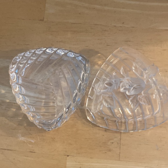 Vintage triangular shaped trinket dish with etched raise flowers on lid. - Picture 5 of 9